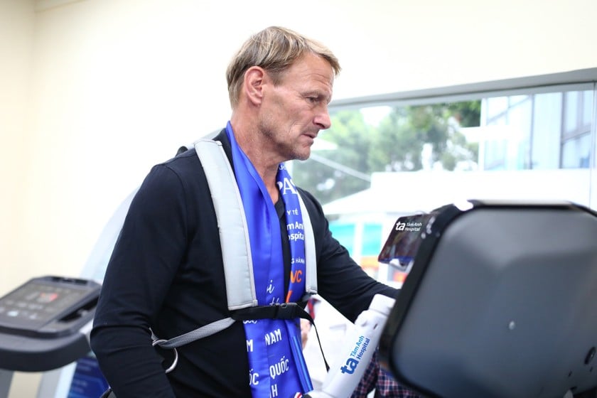 Danh thủ Teddy Sheringham trải nghiệm hệ thống tập phục hồi không trọng lực R-force, giảm tải trọng lên khớp giúp vận động viên tập luyện sớm sau chấn thương. Ảnh: Bệnh viện Đa khoa Tâm Anh.