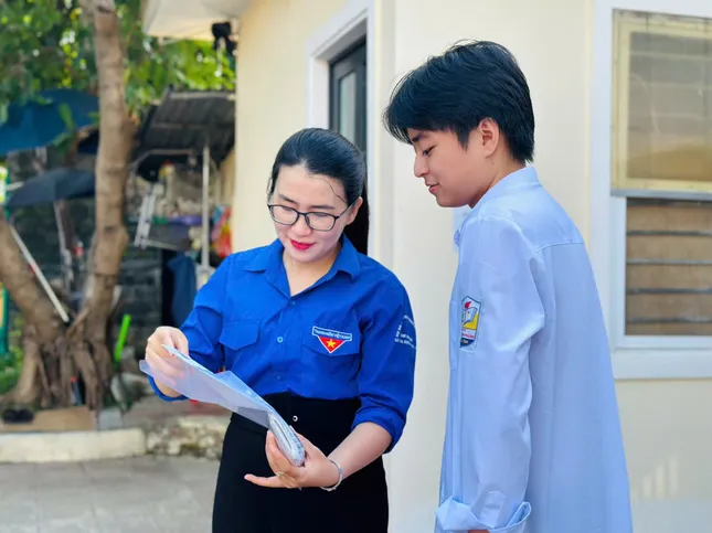 សិស្សជិត 1.15 លាននាក់ឆ្លងផុតការប្រឡងចក្រពត្តិ៖ សំណួរប្រឡងផ្ទាល់ ដោះស្រាយសំណួរអក្សរសាស្ត្រ រូបថតទី ៦