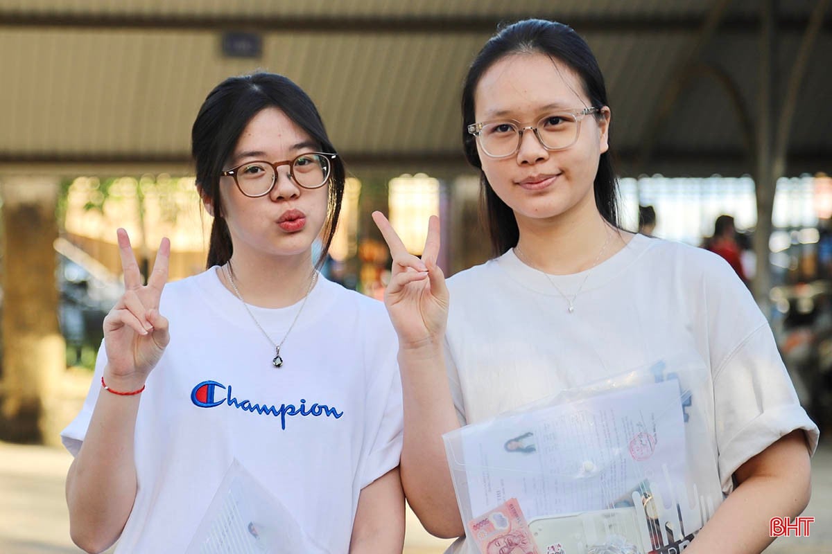 Với sự ôn luyện kĩ lưỡng, đề thi Ngữ văn năm nay không &quot;làm khó&quot; các thí sinh. Thay vì kiểm tra khả năng ghi nhớ tác phẩm, đề thi đã tập trung vào việc đánh giá năng lực tư duy, cảm thụ văn học và khả năng diễn đạt của thí sinh.