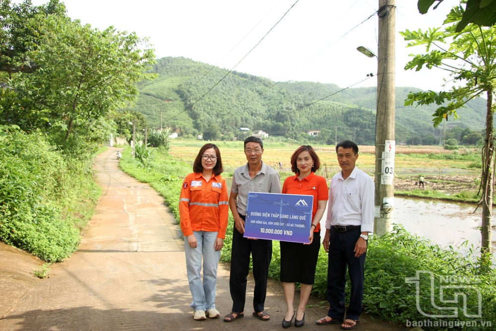 តំណាងក្រុមហ៊ុន ណយ ផាវ បានធ្វើបទបង្ហាញអំពីការគាំទ្រគម្រោងខ្សែបណ្តាញអគ្គិសនីនៅឃុំ Ha Thuong ។