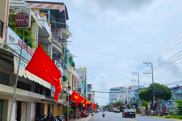 Treo cờ Tổ quốc và tuyên truyền chào mừng Lễ công bố Nghị quyết của Quốc hội về sắp xếp đơn vị hành chính cấp tỉnh, cấp xã tỉnh An Giang