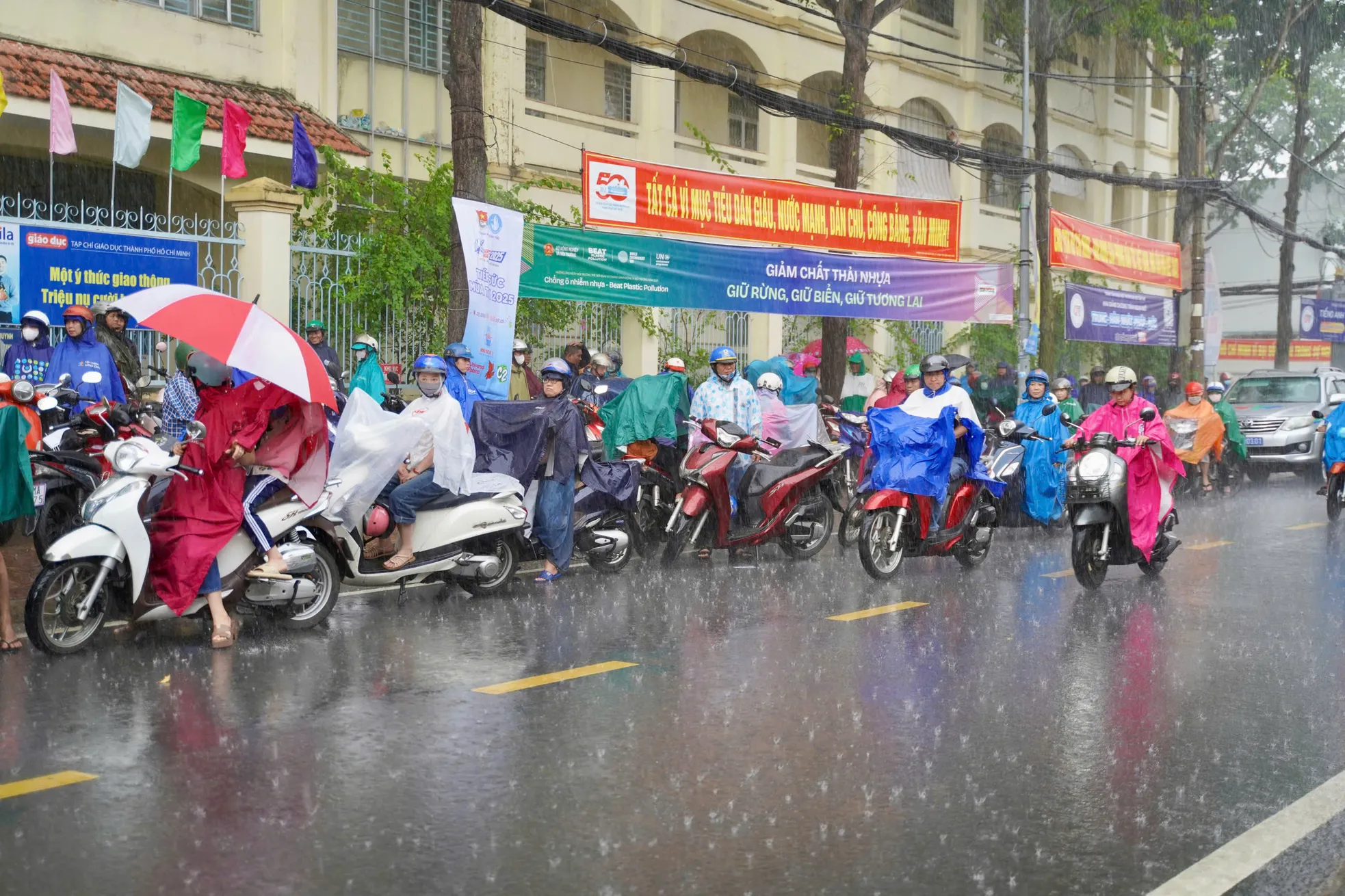 Tình nguyện viên dầm mưa hỗ trợ thí sinh ảnh 7