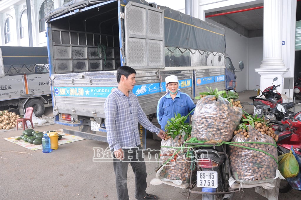 Tại nhiều chợ dân sinh, việc thanh toán bằng chuyển khoản vẫn diễn ra bình thườngẢnh: Hoạt động kinh doanh tại chợ nông sản Sông Hồng (Yên Mỹ)