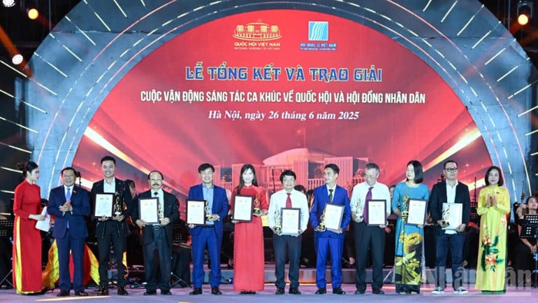 Phó Chủ tịch Quốc hội Nguyễn Thị Thanh và Phó Trưởng Ban Thường trực Ban Tuyên giáo và Dân vận Trung ương Lại Xuân Môn trao cúp và giấy chứng nhận cho các tác giả, nhóm tác giả đạt Giải Khuyến khích.