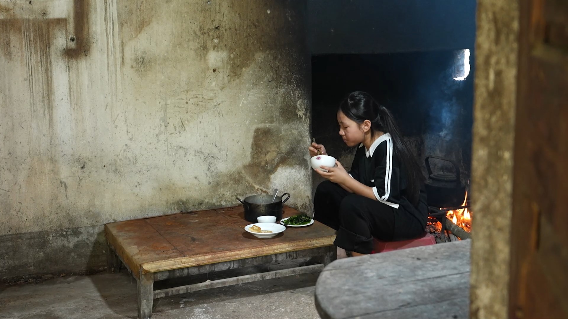 Không còn ai ăn cùng bên mâm cơm, Ngọc Mai tập quen dần với sự trống trải và học cách tự lo cho bản thân ở tuổi 13.