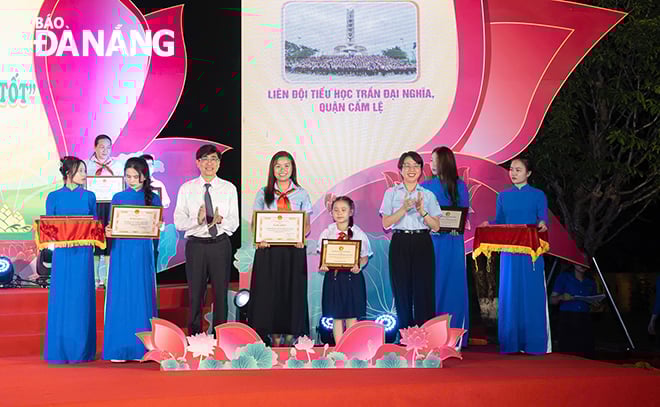 Liên đội Trường Tiểu học Trần Đại Nghĩa đạt danh hiệu “Liên đội xuất sắc - nghìn việc tốt” cấp thành phố. Ảnh: KHÁNH NGÂN