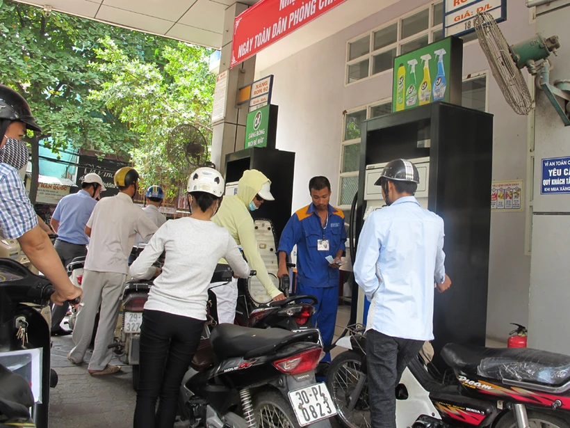 RON95-III gasoline price continues to increase by nearly 300 VND/liter this afternoon
