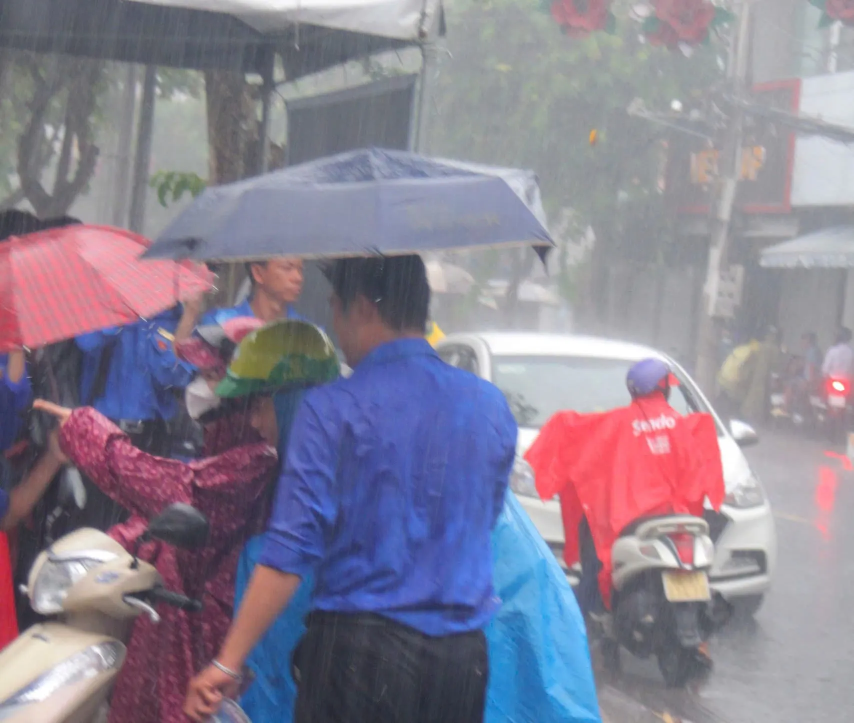 Tình nguyện viên dầm mưa hỗ trợ thí sinh ảnh 6