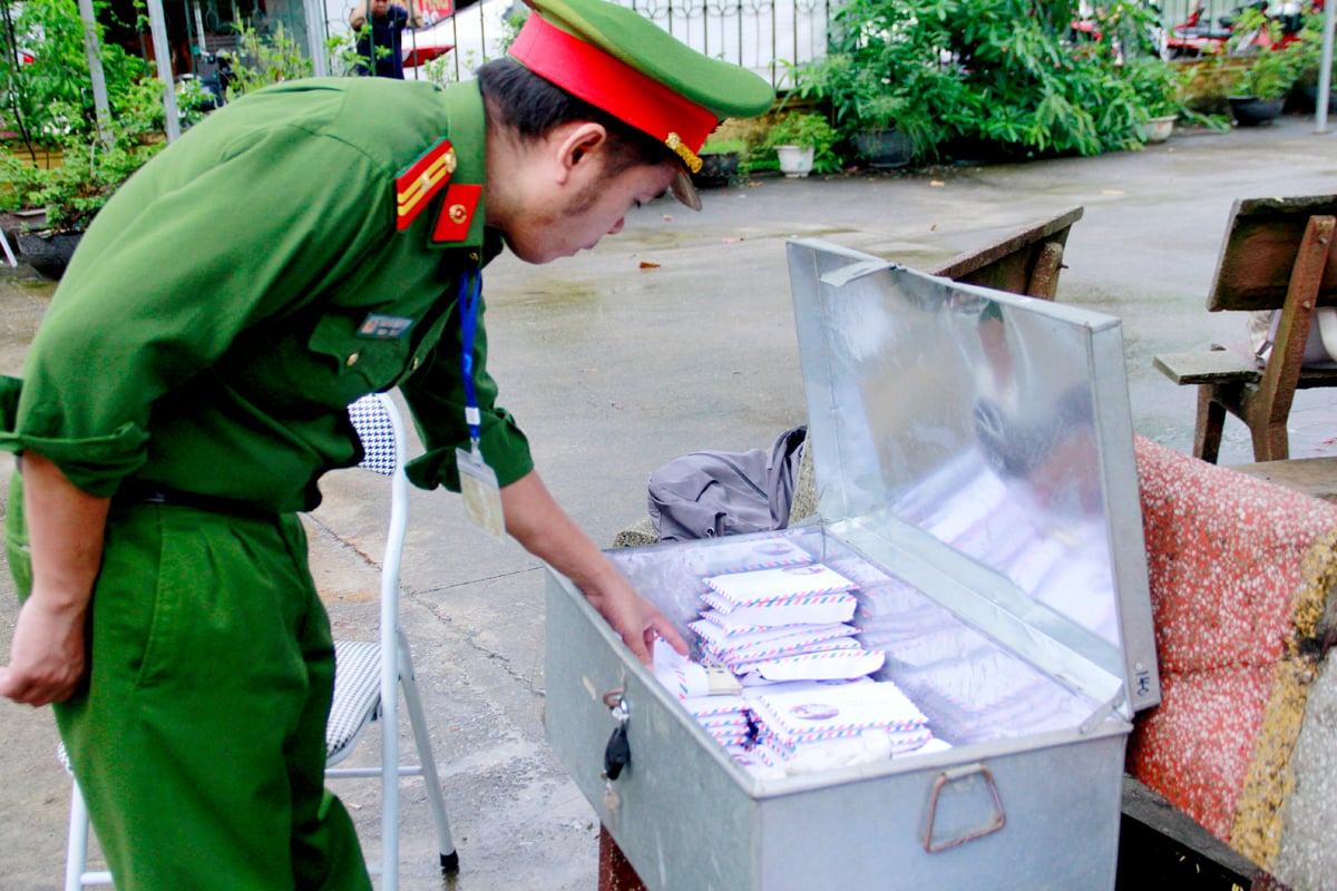 Đồ dùng cá nhân của thí sinh tại các điểm thi được lực lượng chức năng giữ cẩn thận, giúp các em yên tâm làm bài thi.