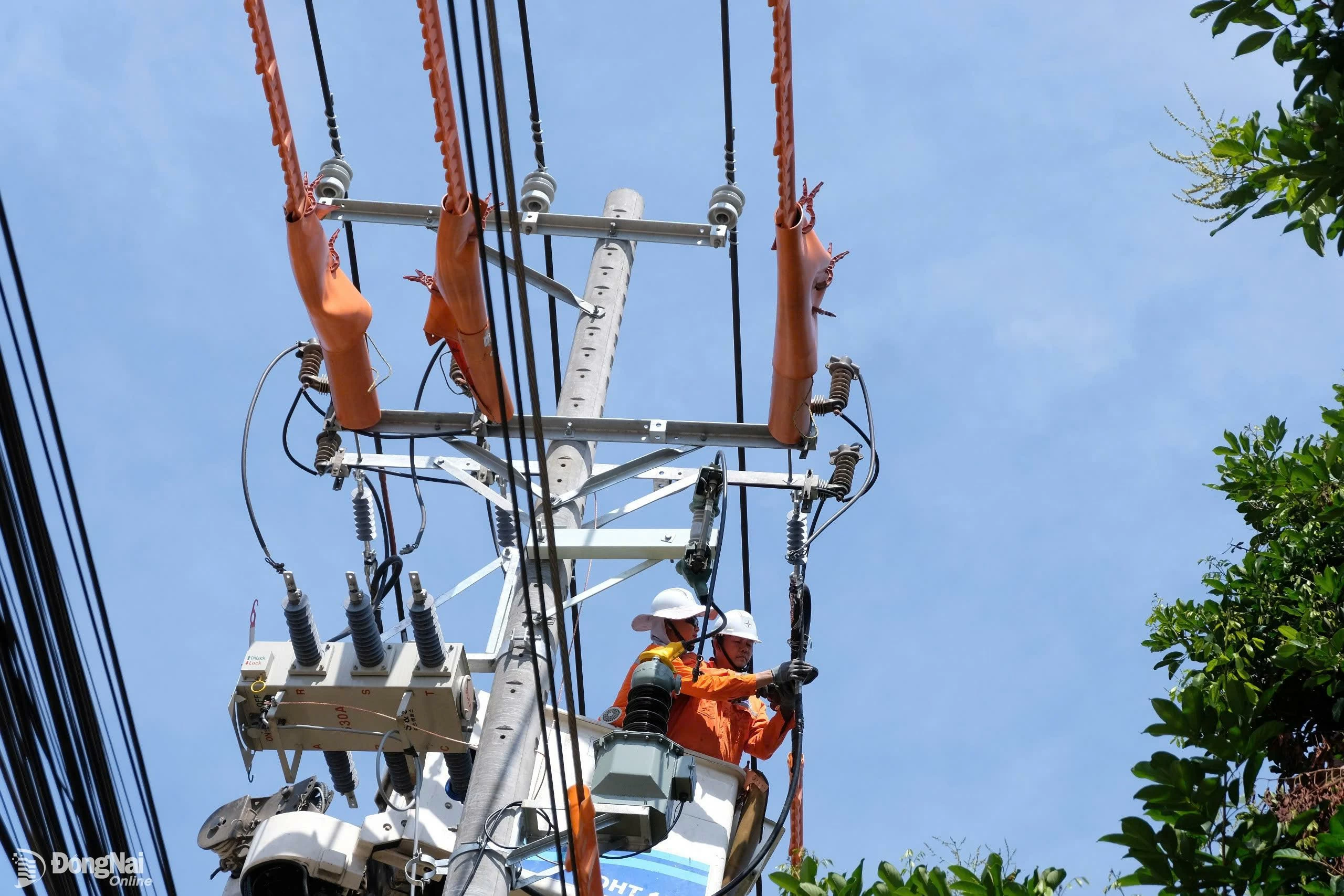 កម្មករនៃក្រុមហ៊ុន Dong Nai Electricity One Member Co., Ltd រក្សាប្រព័ន្ធផ្គត់ផ្គង់ថាមពលសម្រាប់កន្លែងប្រឡងសញ្ញាបត្រមធ្យមសិក្សាទុតិយភូមិឆ្នាំ 2025។ រូបថត៖ ធី ហង្ស