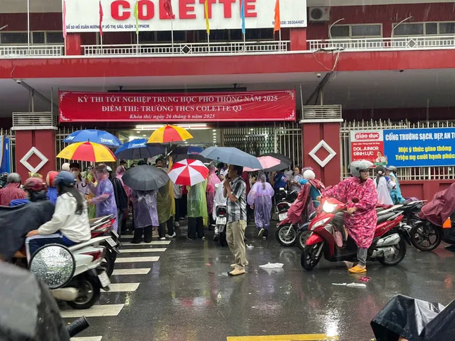 រូបភាពឪពុកម្ដាយនៅទីក្រុងហូជីមិញ រង់ចាំកូនៗប្រឡងបញ្ចប់ការសិក្សា រូបថតទី៤