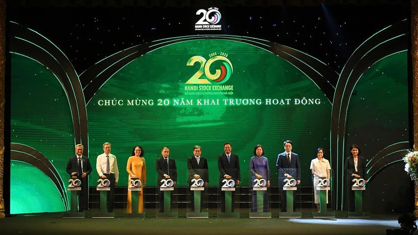Các đại biểu thực hiện nghi thức chúc mừng 20 năm khai trương hoạt động của HNX.