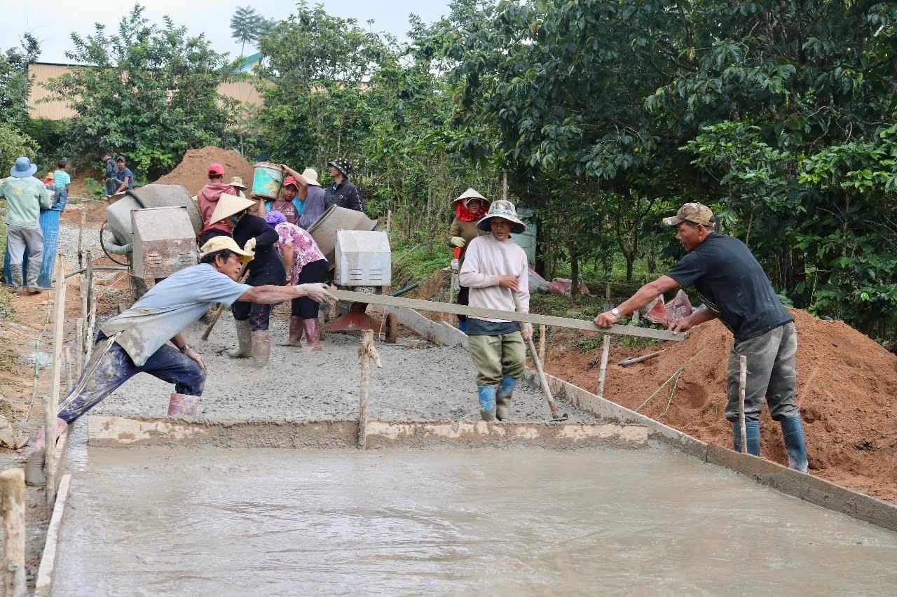 Người dân xã Đạ Nhim chung sức đồng lòng xây dựng xã NTM 