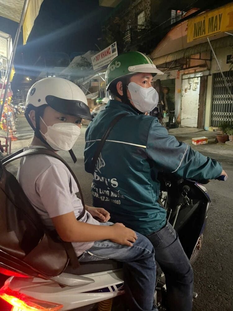오토바이 택시 운전석 뒤의 삶