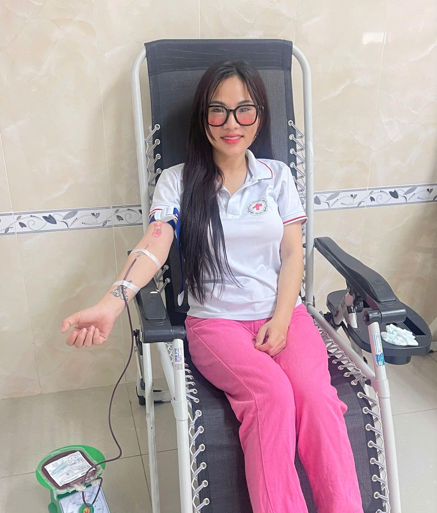Volunteers happily donate blood directly at Lam Dong II Hospital