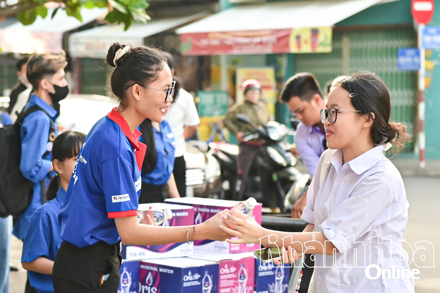 Lực lượng đoàn viên, thanh niên tiếp sức mùa thi. Ảnh: Vĩnh Thành
