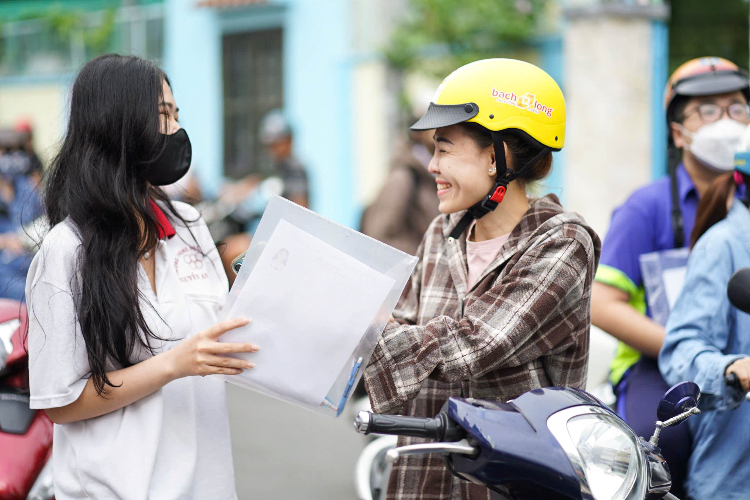 Thi tốt nghiệp THPT 2025: Khoảnh khắc "tan chảy" của thí sinh và phụ huynh trước "giờ G" - Ảnh 6.