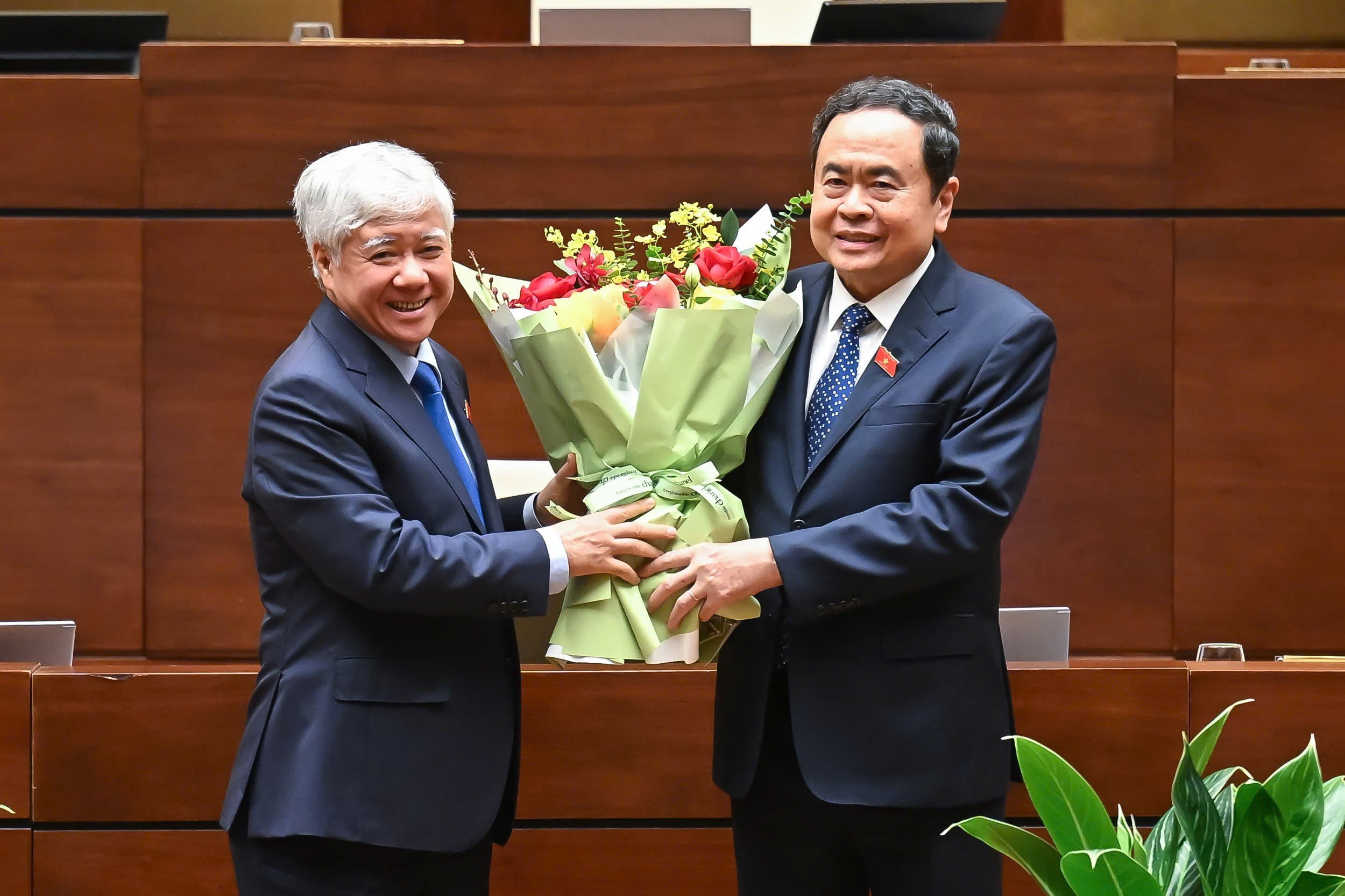 Ủy viên Bộ Chính trị, Bí thư Trung ương Đảng, Chủ tịch Ủy ban Trung ương Mặt trận Tổ quốc Việt Nam Đỗ Văn Chiến đã tặng hoa chúc mừng Chủ tịch Quốc hội Trần Thanh Mẫn trên cương vị Chủ tịch Hội đồng bầu cử quốc gia