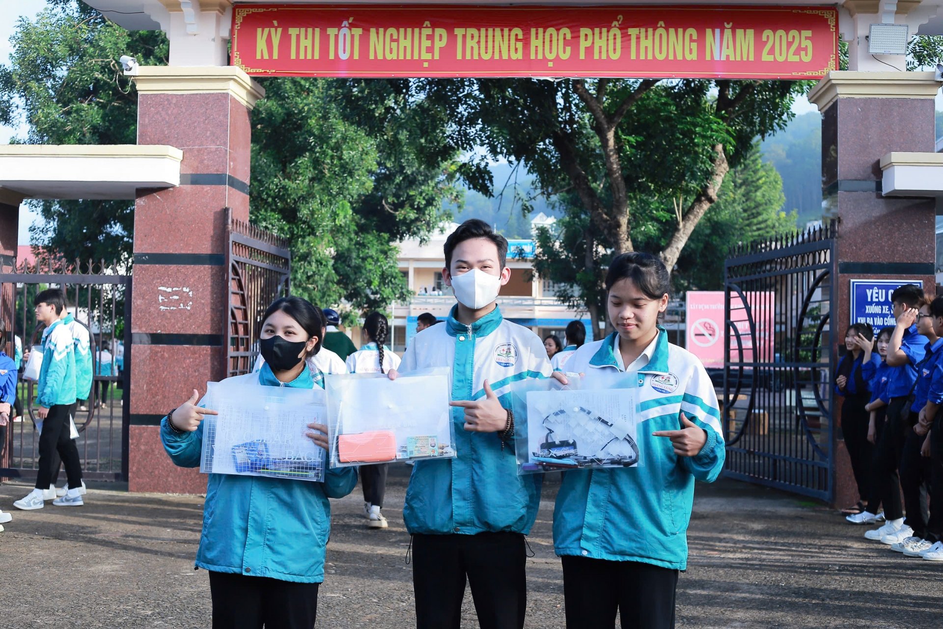 នាព្រឹកថ្ងៃទី២៦ ខែមិថុនា សិស្សានុសិស្សស្រុក Lam Ha បានមកទាន់ពេល ដើម្បីចូលរួមប្រឡងលើកទី១។