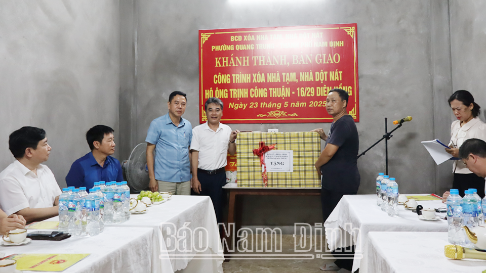 វួដ Quang Trung (ទីក្រុង Nam Dinh) បានប្រគល់អំណោយដល់គ្រួសារក្រីក្រ ដែលបានទទួលការឧបត្ថម្ភសាងសង់ផ្ទះបណ្តោះអាសន្ន និងរងការខូចខាត។