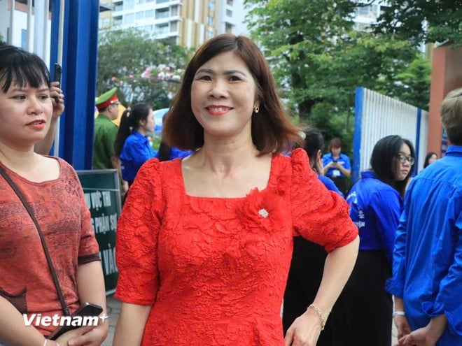Chị Tám cùng các phụ huynh đã chuẩn bị chu đáo cho các sỹ tử vững tâm bước vào kỳ thi quan trọng. (Ảnh: Hoài Nam/Vietnam+)