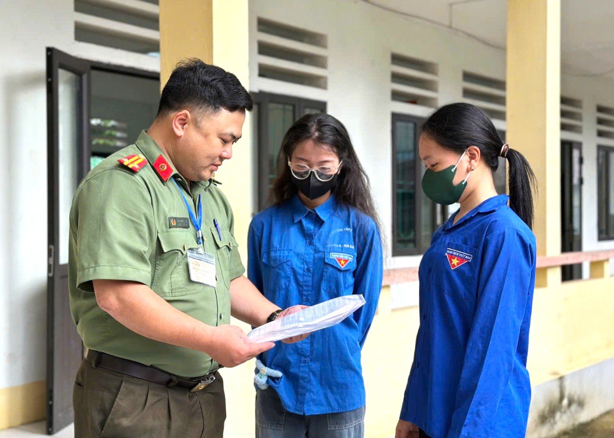 Công an thị trấn Tam Sơn (Quản Bạ) vận động thí sinh không bỏ thi tốt nghiệp THPT năm 2025. Ảnh: Nguyễn Dịu.