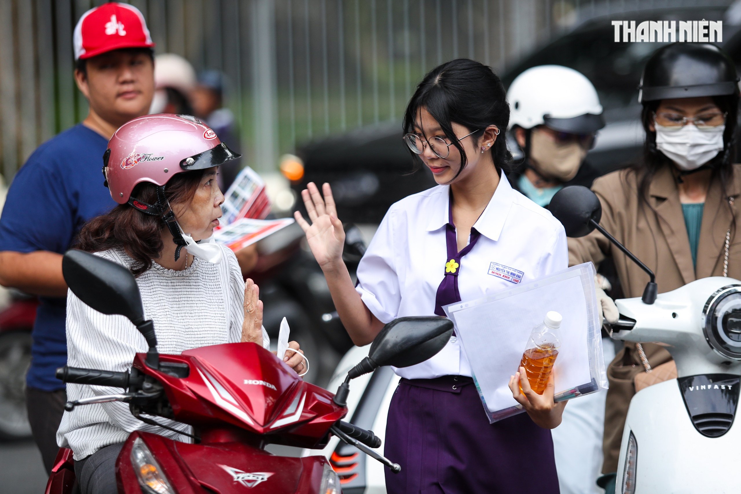 Imágenes emotivas de los candidatos en la ciudad de Ho Chi Minh en el primer día del examen de graduación de secundaria de 2025 - Foto 2.