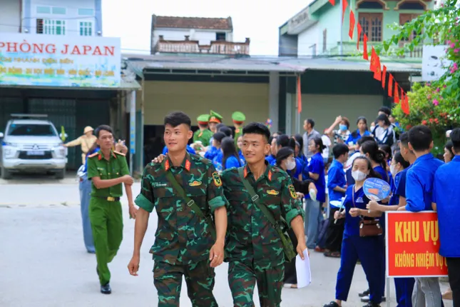 សិស្សជិត 1.15 លាននាក់ឆ្លងផុតការប្រឡងចក្រពត្តិ៖ សំណួរប្រឡងផ្ទាល់ ដោះស្រាយសំណួរអក្សរសាស្ត្រ រូបថត 20