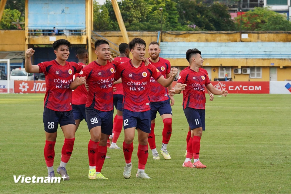With a 2-0 victory over Hai Phong, Hanoi Police ended the season with 45 points, just 1 point more than The Cong-Viettel. (Photo: Minh Thu/Vietnam+)