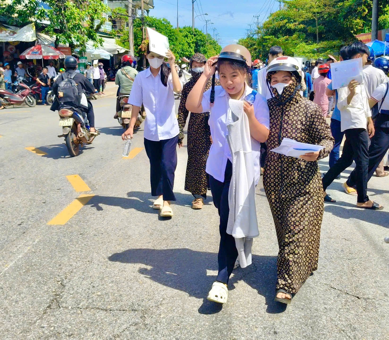 Thí sinh đánh giá đề thi môn Toán kỳ thi tốt nghiệp THPT năm 2025 khó, có tính phân loại cao