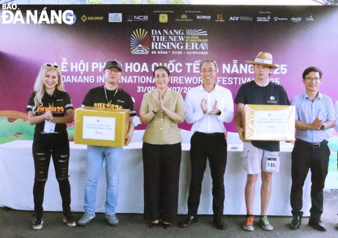 Phó Chủ tịch UBND thành phố Nguyễn Thị Anh Thi (thứ 3 từ trái sang) tặng quà cho hai đội.