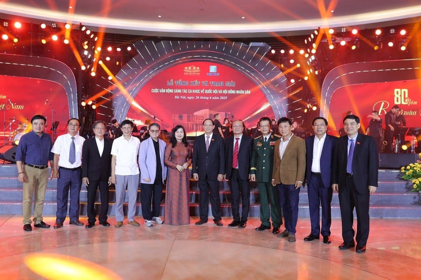 Phó Chủ tịch Quốc hội Trần Quang Phương và các đại biểu tham dự buổi Lễ. (Ảnh: daibieunhandan.vn)