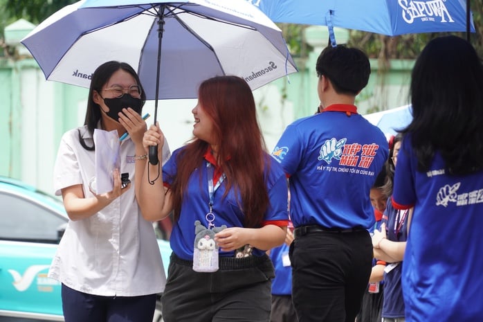Ông bà U80 từ Bình Dương lên TP HCM động viên cháu gái trước giờ thi- Ảnh 5.