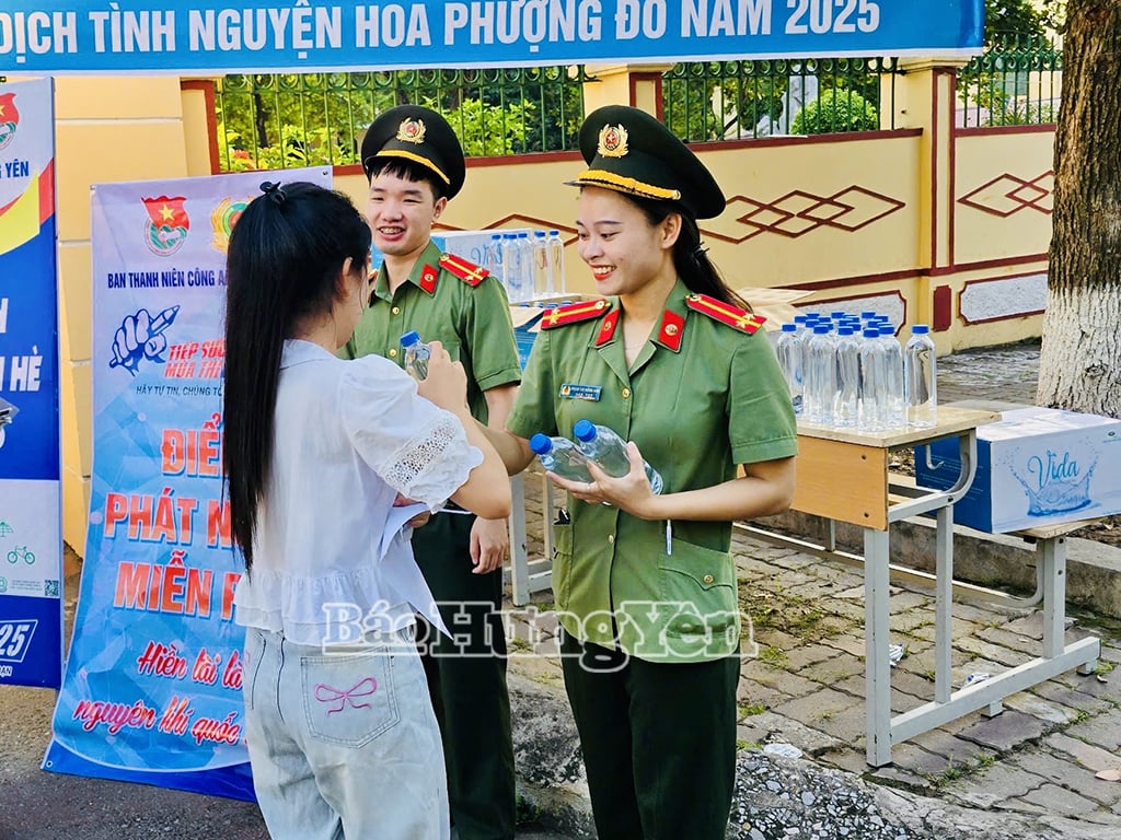 Đoàn viên thanh niên Công an tỉnh Hưng Yên tiếp sức phát nước, động viên "sĩ tử" tại điểm thi THPT Hưng Yên (thành phố Hưng Yên) 