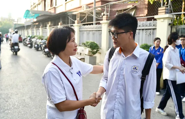 សិស្សជិត 1.15 លាននាក់ឆ្លងផុតការប្រឡងចក្រពត្តិ៖ សំណួរប្រឡងផ្ទាល់ ដោះស្រាយសំណួរអក្សរសាស្ត្រ រូបថត 40