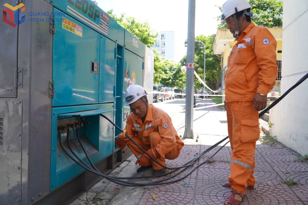 Công nhân Điện lực Hạ Long thường xuyên kiểm tra tại THPT Chuyên Hạ Long.