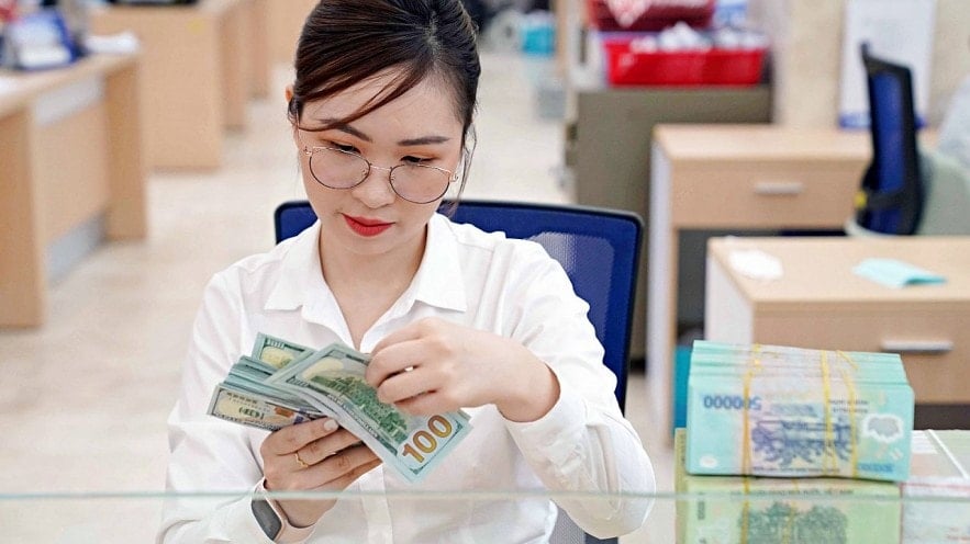 នៅពីក្រោយ VND នៅជិតស្លាយ 3 ចំណុច
