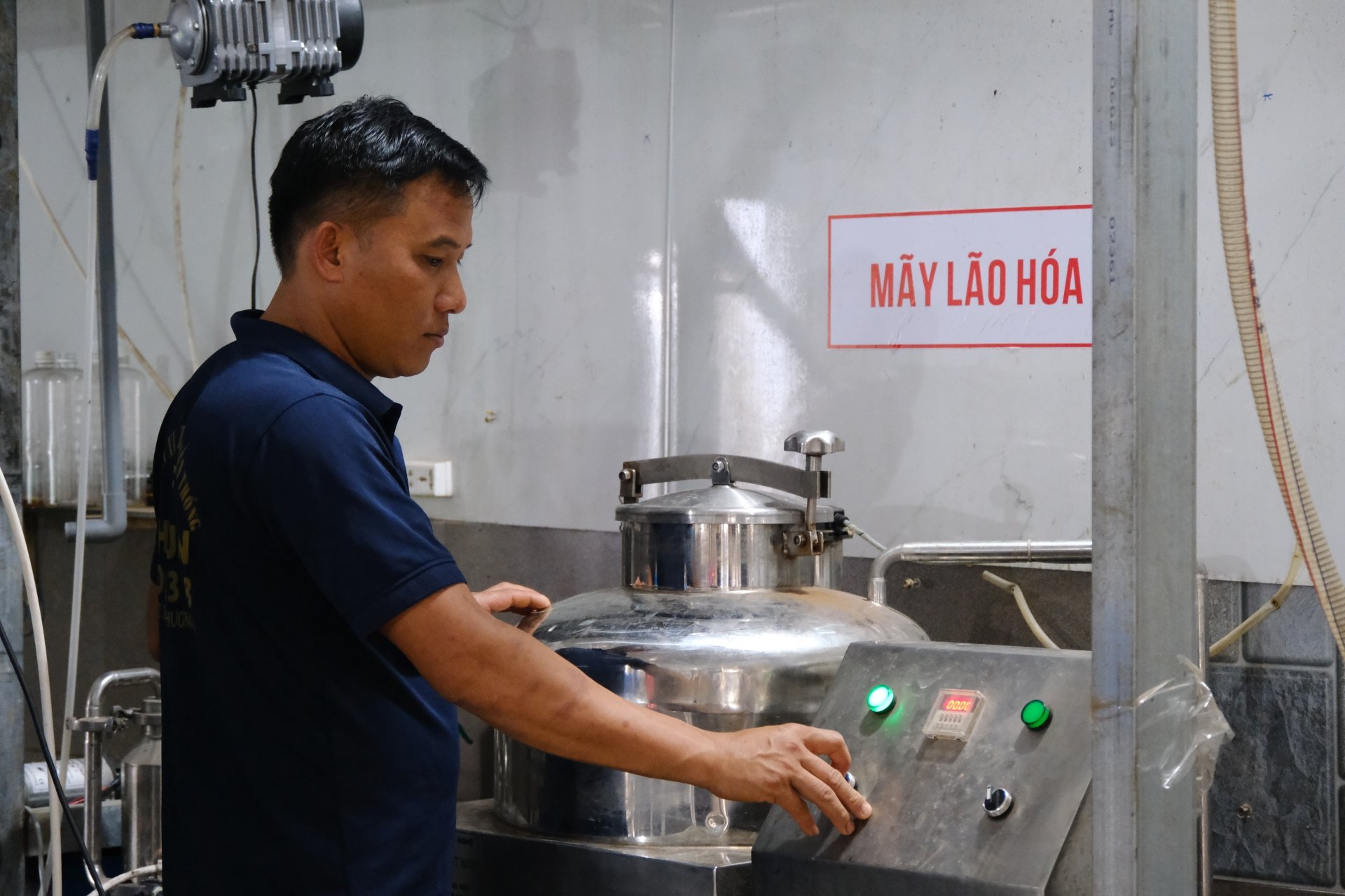 Máy lão hóa rượu tại Hợp tác xã An Phát, giúp tăng độ tuổi của sản phẩm, làm mềm vị và cải thiện chất lượng rượu, đáp ứng nhu cầu thị hiếu người tiêu dùng hiện đại