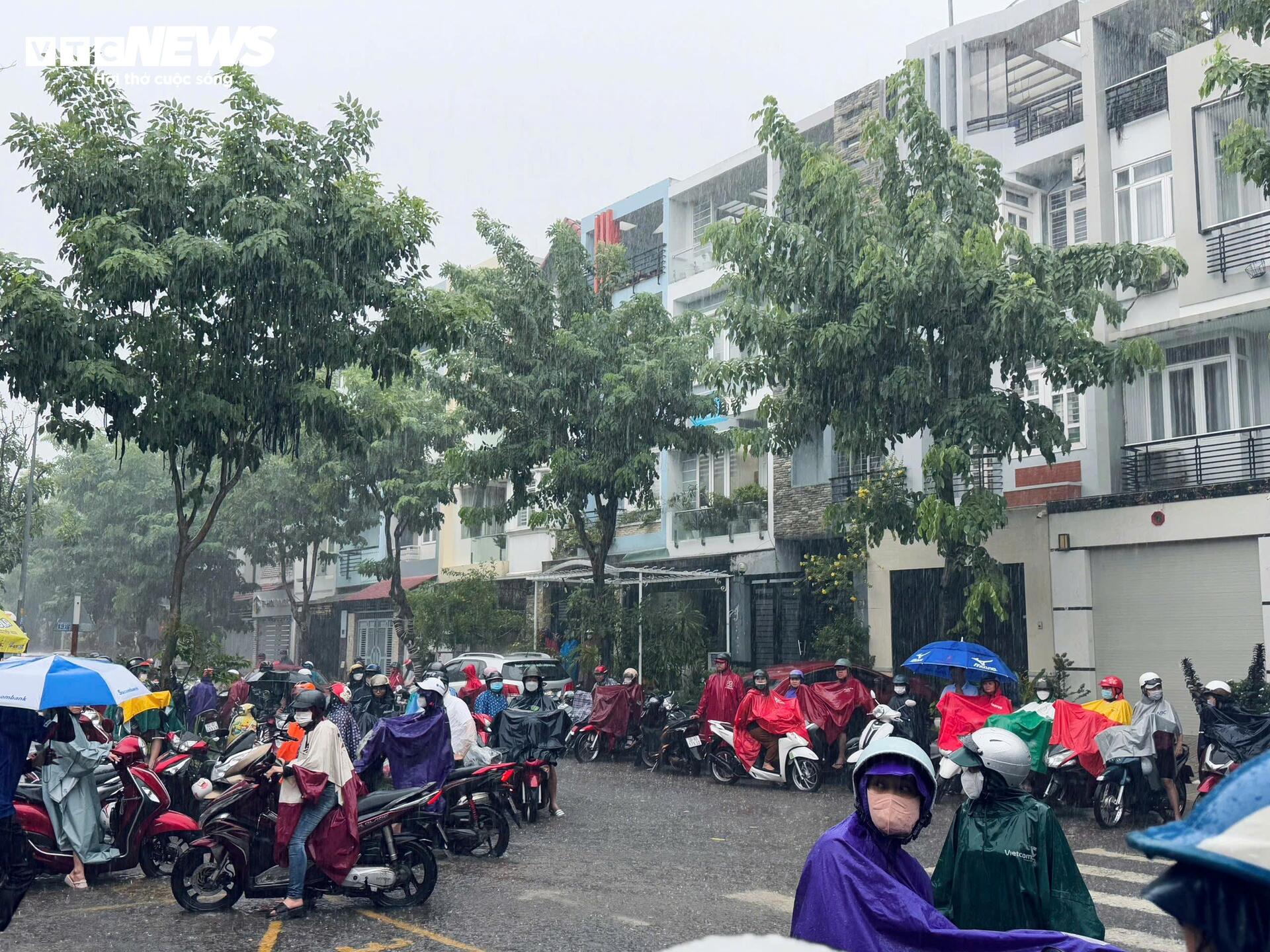 Thí sinh đội mưa về nhà sau thi môn Toán tốt nghiệp THPT - 4