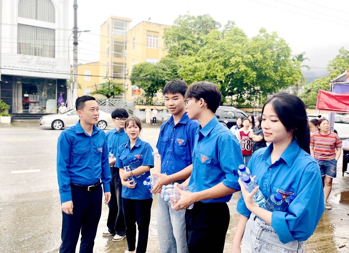 Lãnh đạo Tỉnh đoàn Hà Giang động viên các đội hình tiếp sức mùa thi.