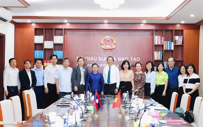 Thứ trưởng Thường trực Phạm Ngọc Thưởng và bà Khamphao Ernthavanh cùng thành viên hai bên