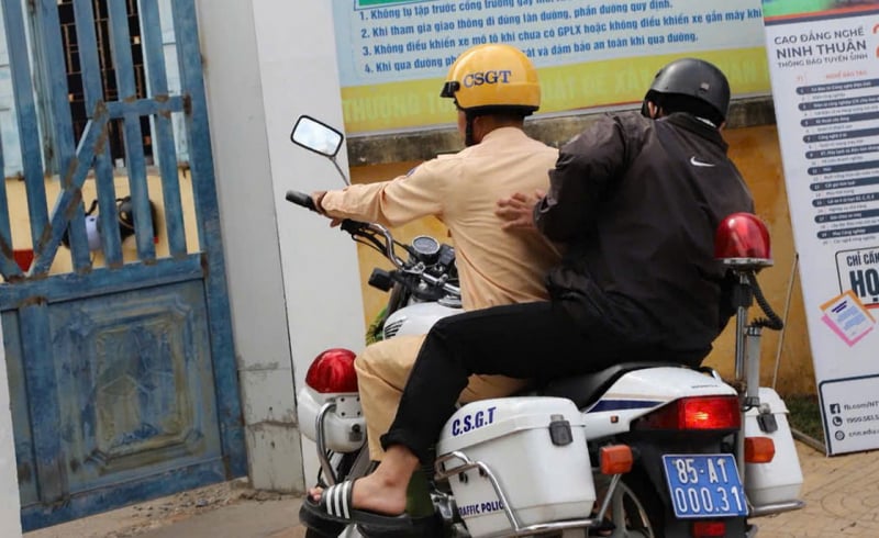  3 thí sinh ngủ quên được Cảnh sát đón đến trường thi bằng xe mô tô đặc chủng -0