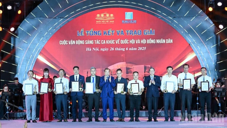 Phó Chủ tịch Quốc hội Nguyễn Đức Hải và Thứ trưởng Thường trực Văn hóa, Thể thao và Du lịch Lê Hải Bình trao cúp và giấy chứng nhận cho các tác giả, nhóm tác giả đạt Giải Khuyến khích.