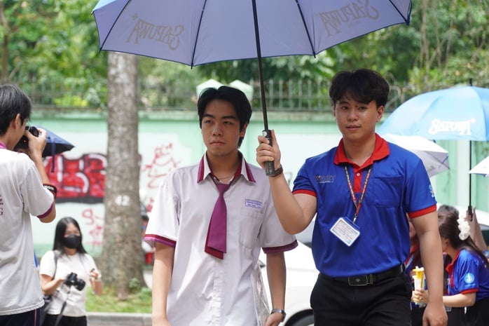 Thi tốt nghiệp THPT2025: Thí sinh làm bài thi môn toán, đón xem gợi ý giải đề - Ảnh 1.