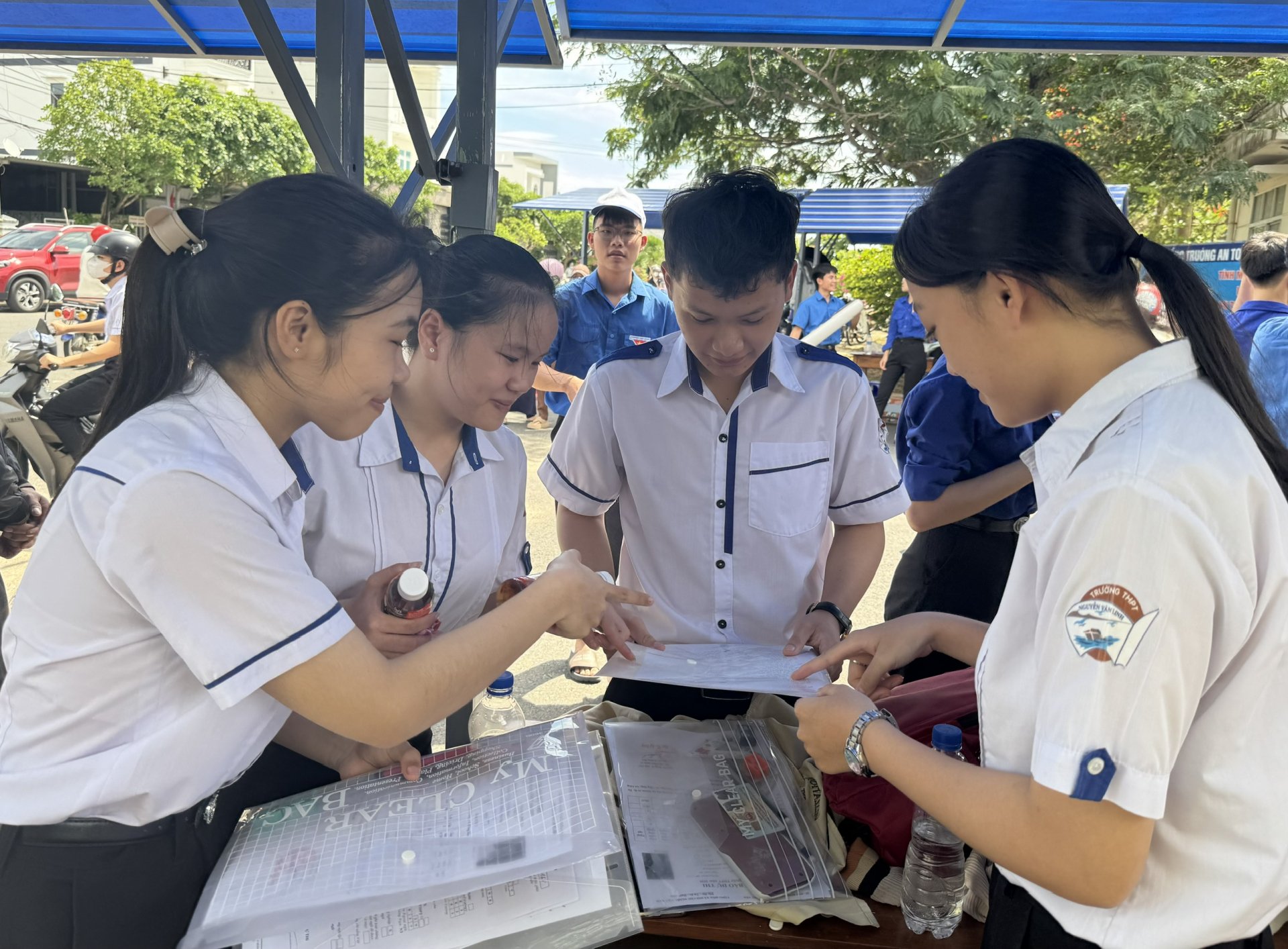 បេក្ខជន​ផ្លាស់ប្តូរ​ឯកសារ​គណិតវិទ្យា​បន្ទាប់ពី​ចេញពី​សាល​ប្រឡង។ រូបថត៖ NHU THANH