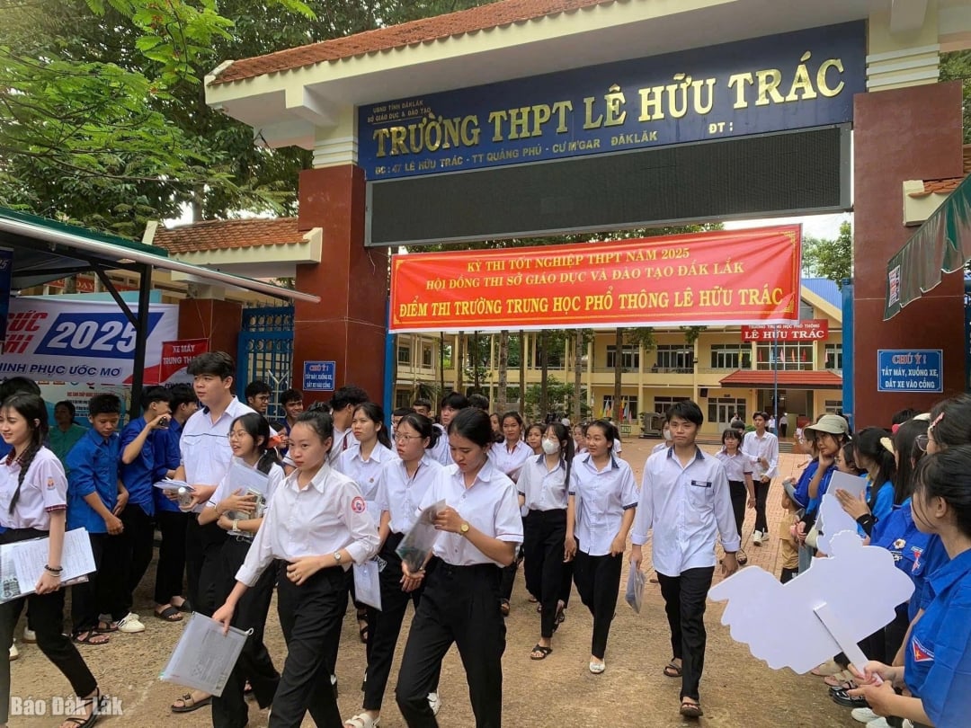 Candidates take the exam at the exam site of Le Huu Trac High School, Cu Mgar district. Photo: Van Anh