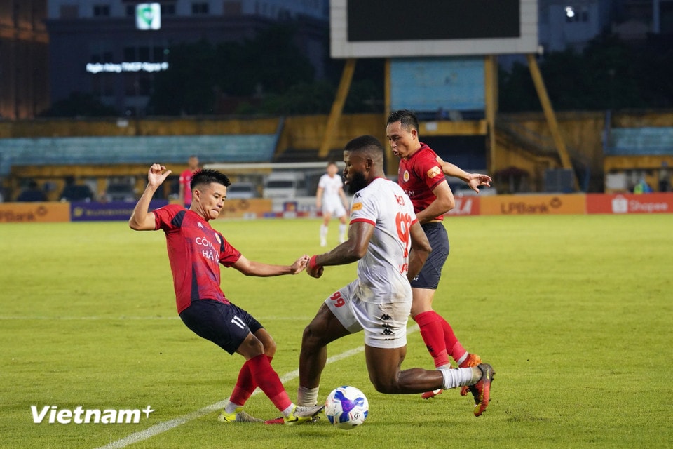 In the second half, Hai Phong fought back strongly to find an equalizer. However, the away team's strikers' lack of luck made all efforts meaningless. (Photo: Minh Thu/Vietnam+)