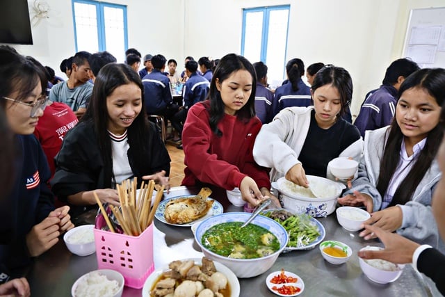 Một đểm thi ở Lâm Đồng phục vụ thí sinh ăn ngày 3 bữa- Ảnh 3.