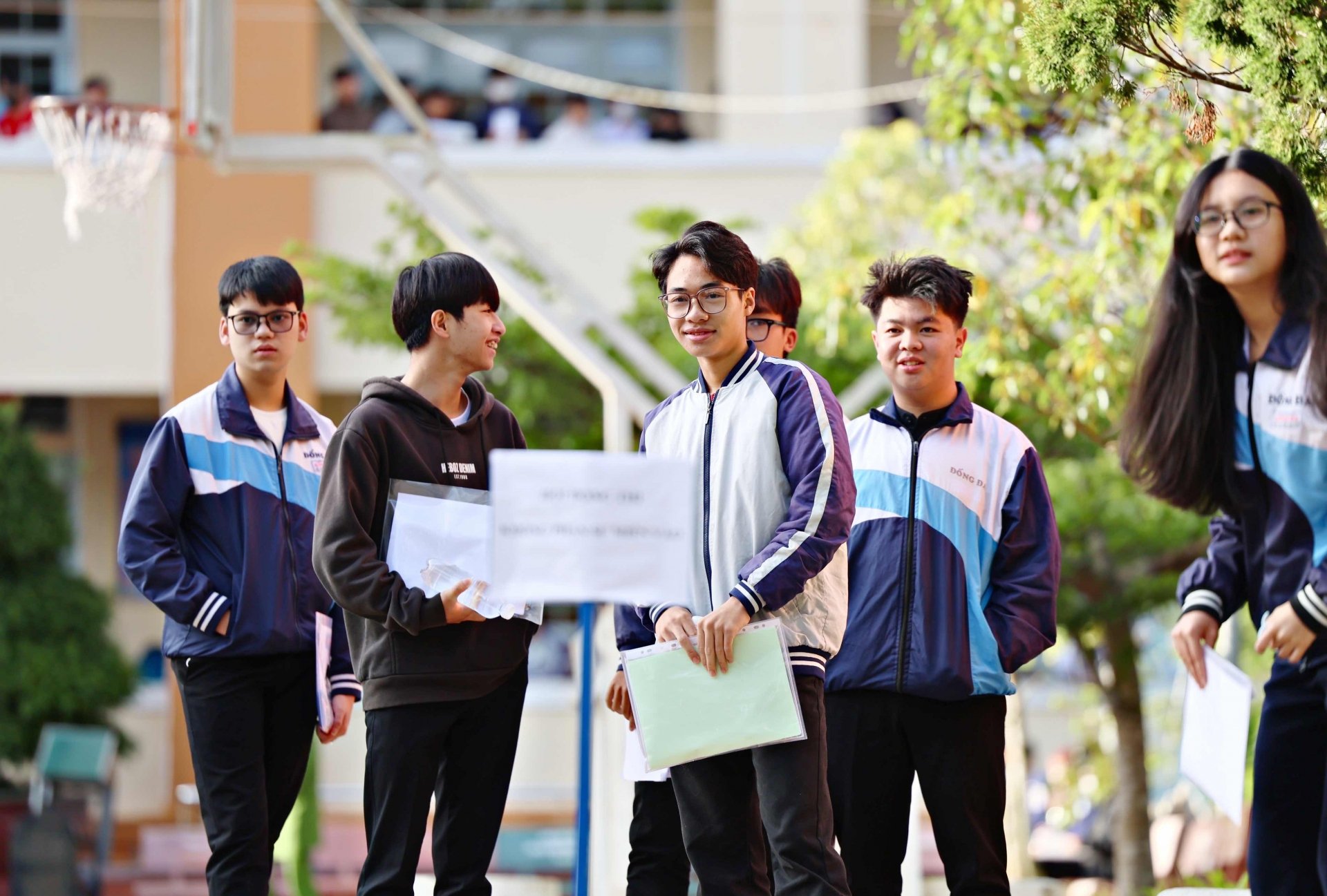Thí sinh đợi trước khi vào giờ thi môn Văn sáng nay