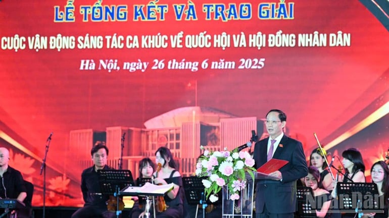 Phó Chủ tịch Quốc hội Trần Quang Phương - Phó Trưởng Ban Chỉ đạo Kỷ niệm 80 năm ngày Tổng tuyển cử đầu tiên bầu Quốc hội Việt Nam, Trưởng Ban tổ chức Cuộc vận động sáng tác ca khúc về Quốc hội và Hội đồng nhân dân phát biểu.